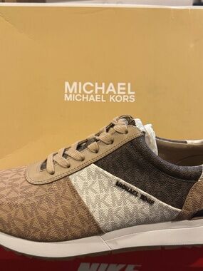Michael Kors Women’s Brown and Tan Logo Low-Top Sneaker